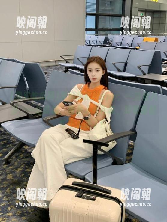 黑料吃瓜网app：一边看八卦，一边吃饭，真是人生百味，哎呀嘴都忙不过来了！